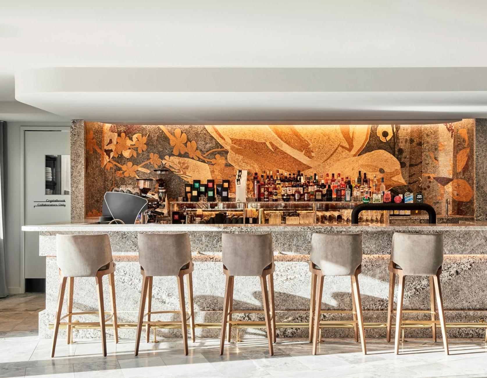 金斯利水晶溪酒店 纽卡斯尔 外观 照片 The bar at the 100 East 53rd Street building